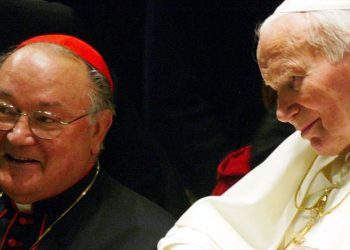 Il card. Renato Martino in Aula Paolo VI nel 2003 con Giovanni Paolo II (Ansa)