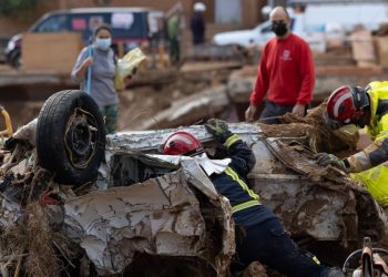 Vigili del fuoco a Valencia, nella zona del disastro (Ansa)