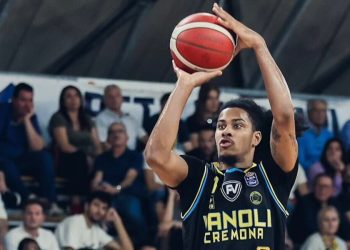 Tajion Jones al tiro con la Vanoli Cremona (da facebook.com/VanoliBasketCremona)