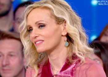 Justine Mattera imita Cindy Lauper
