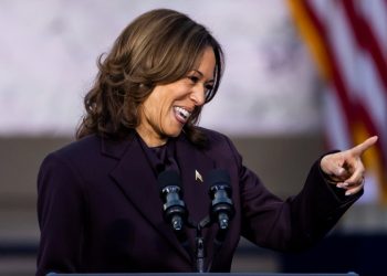 Kamala Harris durante il primo discorso dopo la sconfitta, 6 novembre 2024 (Ansa)