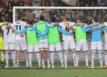 La Ternana con il suo pubblico (da facebook.com/TernanaCalcioSpa)