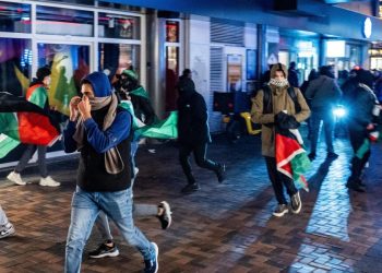 Tifosi israeliani del Maccabi attaccati ad Amsterdam (Ansa)