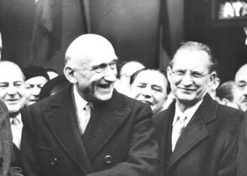 Robert Schuman (al centro) con Alcide De Gasperi e René Pleven a Santa Margherita Ligure nel 1951 (Ansa)