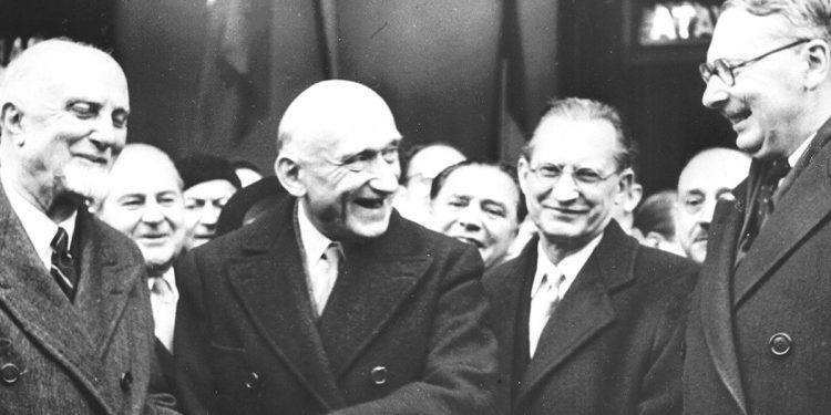 Robert Schuman (al centro) con Alcide De Gasperi e René Pleven a Santa Margherita Ligure nel 1951 (Ansa)