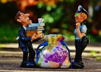 Poliziotti che sequestrano soldi