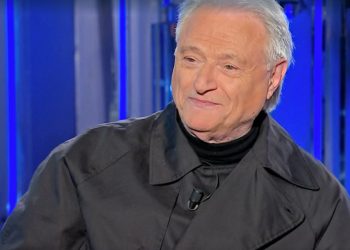 Amedeo Minghi incidente sul palco (Screen Raiplay)