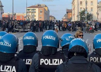 Scontri polizia-antifascisti a Bologna