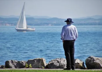 Uomo anziano al lago