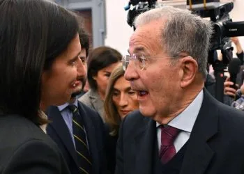 Elly Schlein (s) e Romano Prodi (Ansa)