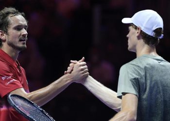 Jannik Sinner e Daniil Medvedev al termine del match al Six Kings Slam (Foto ANSA)
