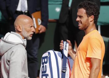Il preparatore atletico Umberto Ferrara, qui con Marco Cecchinato (Foto ANSA)