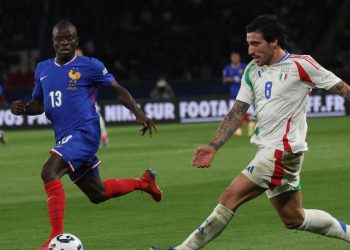 N'Golo Kante contrasta Sandro Tonali in Francia Italia (Foto ANSA)