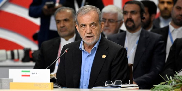 Masoud Pezeshkian, presidente dell'iIran, al summit dei BRICS a Kazan (Ansa)