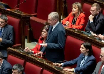 I deputati del Pd alla Camera durante la commemorazione della morte di Enrico Berlinguer, 11 giugno 2024 (Ansa)