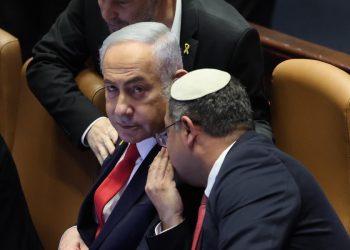 Benjamin Netanyahu, premier di Israele, alla Knesset mentre parla con Itamar Ben-Gvir (Ansa)