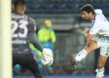 Patrick Cutrone al tiro con il Como (Foto ANSA)