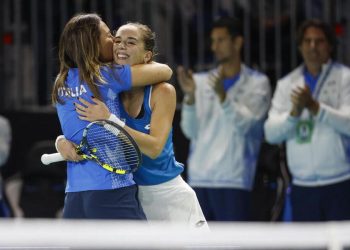 L'Italia in BJK Cup 2024: abbraccio tra Tathiana Garbin e Lucia Bronzetti (Foto ANSA)