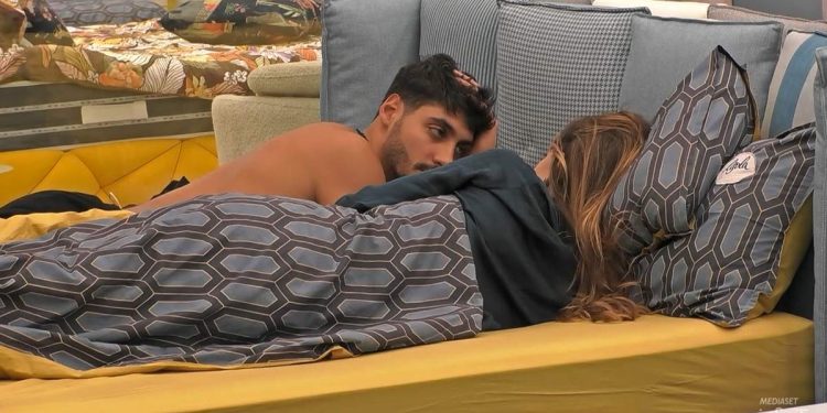 Passione al Grande Fratello tra Helena Prestes e Javier Martinez (Screen Mediaset Infinity)