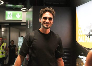 Il nuovo giocatore Mats Hummels (C) a Fiumicino, 4 Settembre 2024. Mats Hummels, ex Bayern Monaco e Borussia, difensore centrale campione del mondo con la Germania nel 2014 in Brasile, è sbarcato nella capitale per firmare, dopo aver sostenuto le visite mediche, un contratto di un anno con la Roma, più un altro che scatterebbe al raggiungimento del 50% delle presenze.// The new player Mats Hummels (C) arrives at 'Leonardo Da Vinci' airport in Fiumicino, near Roma, Italy, 4 September 2024. Mats Hummels, former Bayern Munich and Borussia, world champion central defender with Germany in 2014 in Brazil, landed in the capital to sign, after having undergone medical examinations , a one-year contract with Roma, plus another which would start upon reaching 50% of attendance. ANSA/TELENEWS