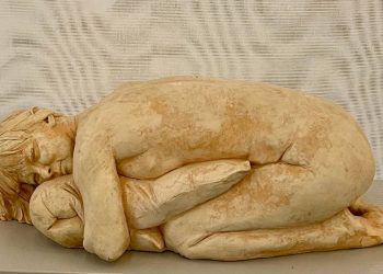 Giuseppe Bergomi, “Alma rannicchiata con cuscino”, terracotta, 2003