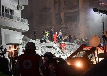 Missili di Israele in un quartiere residenziale di Beirut (Ansa)