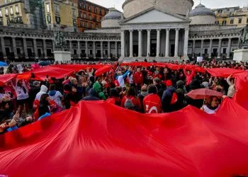 Flashmob a Napoli in occasione della Giornata internazionale contro a violenza sulle donne, 2023 (Ansa)