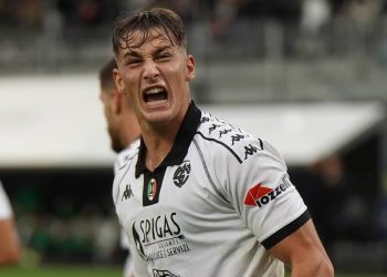 Francesco Pio Esposito esulta con lo Spezia (da facebook.com/SpeziaCalcio)