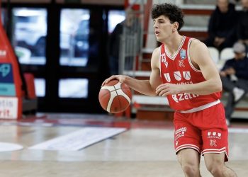 Stephane Gombauld con la Unahotels Reggio Emilia (da facebook.com/pallacanestroreggiana)