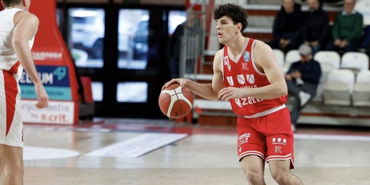 Stephane Gombauld con la Unahotels Reggio Emilia (da facebook.com/pallacanestroreggiana)