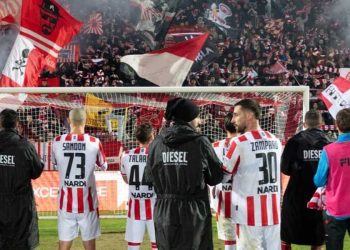 I calciatori del Vicenza sotto la loro curva (da facebook.com/LRVicenza1902)