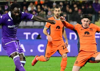 Jonathan Ikone al tiro in Fiorentina Inter (Foto ANSA)