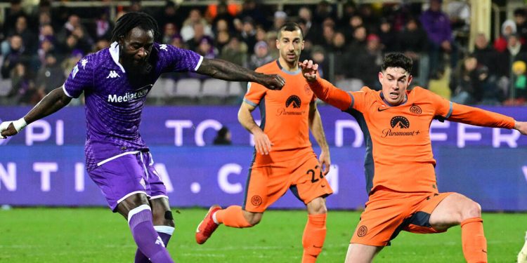 Jonathan Ikone al tiro in Fiorentina Inter (Foto ANSA)