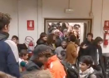 L'irruzione dei contestatori nell'aula dell'incontro organizzato da Obiettivo Studenti (foto Obiettivo Studenti)