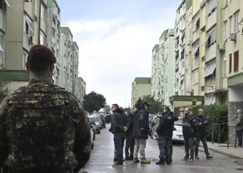 L'operazione di sgombero a Caivano (Ansa)