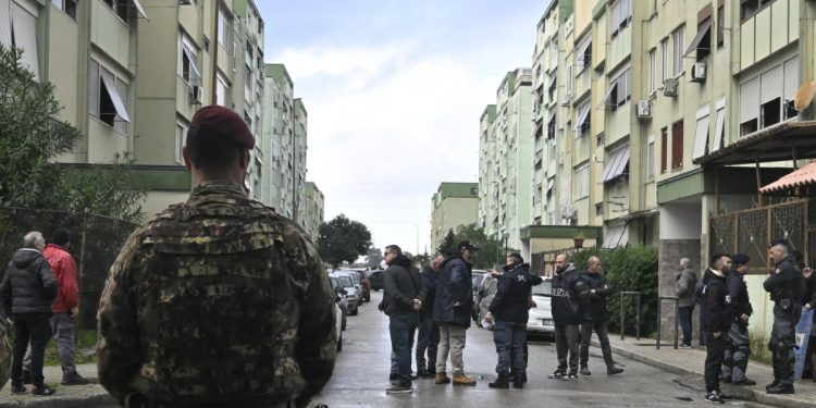 L'operazione di sgombero a Caivano (Ansa)