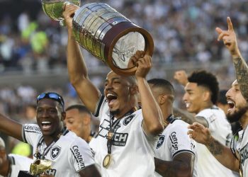 epaselect epa11750596 Players of Botafogo celebrate with the trophy after winning the CONMEBOL Libertadores final match between Atletico Mineiro and Botafogo, at the Estadio Mas Monumental stadium in Buenos Aires, Argentina, 30 November 2024.  EPA/Antonio Lacerda
