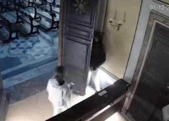 Turista urina in chiesa a Napoli