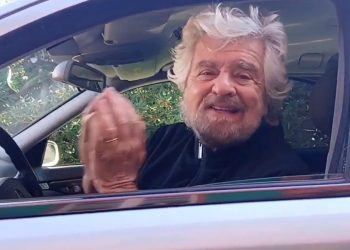 Grillo celebra il funerale del M5s
