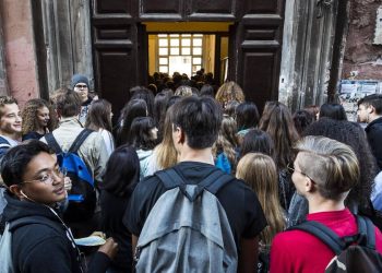 Studenti all'ingresso del Liceo "Virgilio" di Via Giulia a Roma (Ansa)