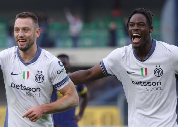 Stefan De Vrij e Yann Aurel Bisseck esultano con l'Inter (Foto ANSA)