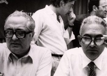 Gerardo Chiaromonte (s) con Pio La Torre ad un convegno del PCI nel 1977 (Ansa)