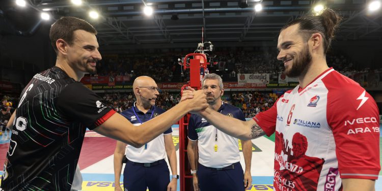 Perugia Piacenza, il saluto tra Simone Giannelli e Antoine Brizard (da legavolley.it)