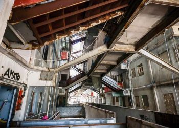 Al'interno di una "Vela" di Scampia (Ansa)