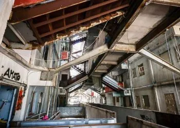 Al'interno di una "Vela" di Scampia (Ansa)