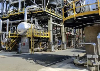 La bioraffineria Eni di Gela (Ansa)