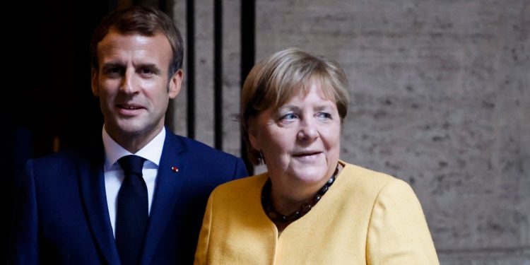 Emmanuel Macron con Angela Merkel al G20 di Roma, 30 ottobre 2021 (Ansa)
