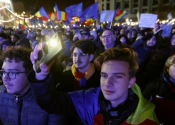 In piazza a Bucarest dopo la decisione della Corte Costituzionale (Ansa)