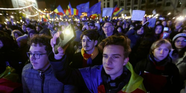 In piazza a Bucarest dopo la decisione della Corte Costituzionale (Ansa)