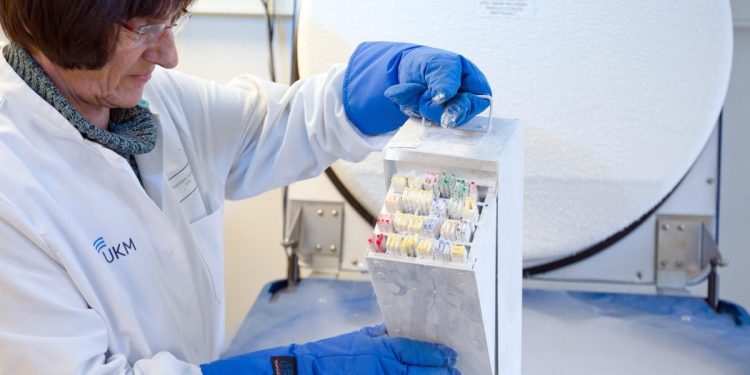 Contenitore per la crioconservazione presso il Centro di medicina riproduttiva di Muenster, Germania (Foto Ansa 2013 EPA/FRISO GENTSCH)